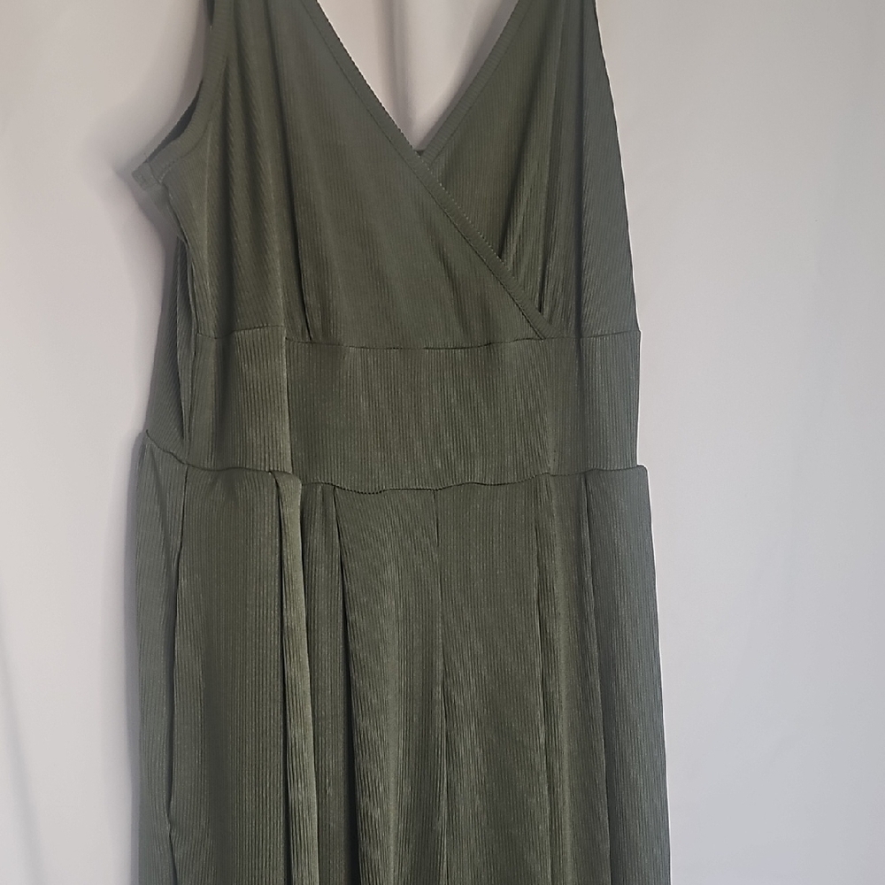 Cider Green Jumpsuit with V-Neck and Wide Legs - Picture 6 of 7